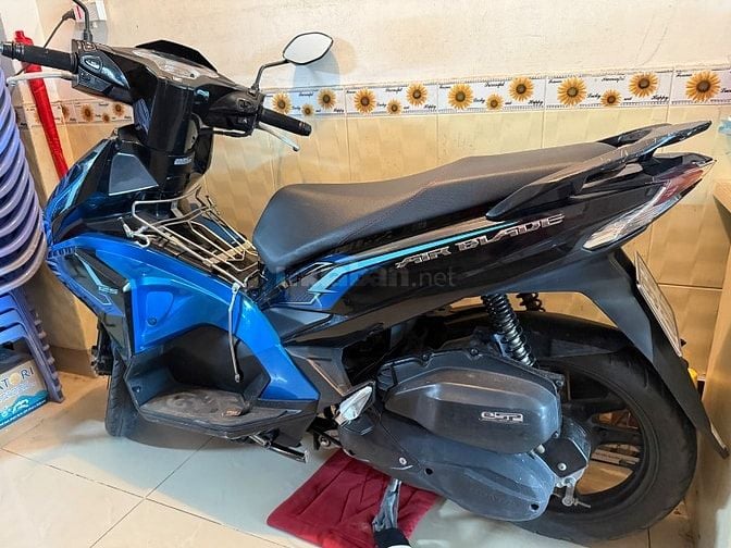 Cần bán xe honda air blade màu xanh đen 2017