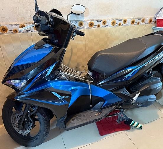 Cần bán xe honda air blade màu xanh đen 2017