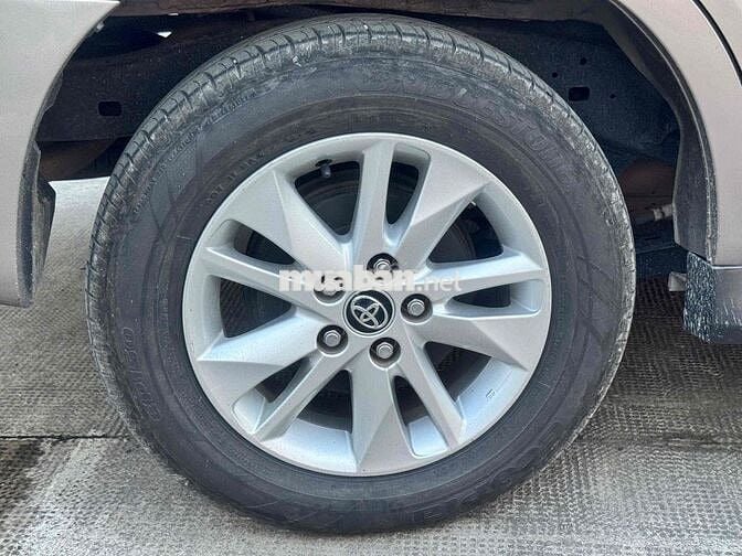 Toyota Innova 2.0G số tự động 2018 màu đồng