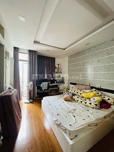 GẤP BÁN HOÀNG HOA THÁM, PHÚ NHUẬN- SÁT MẶT TIỀN- 76m2- 4 TẦNG- 9,x TỶ