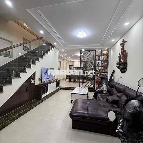 Nhà phố hiện đại 2 lầu 190m², tiện nghi cao cấp, phù hợp VP & chuyên g