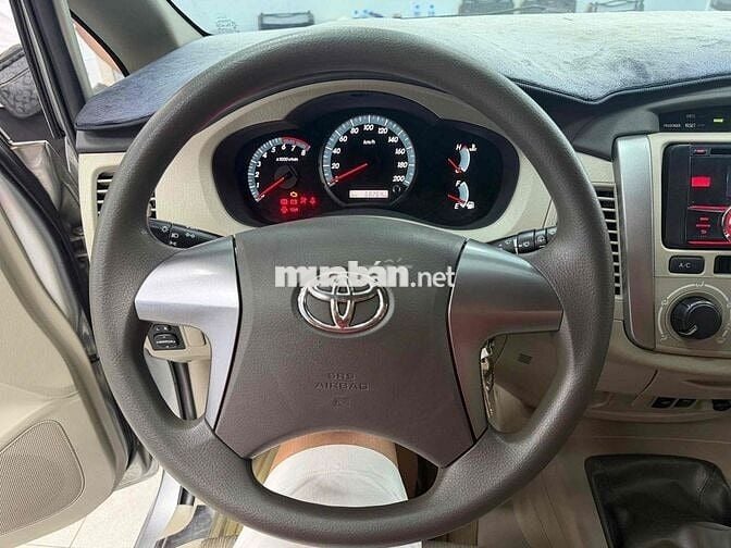 Toyota Innova 2015 2.0E - 68000 km