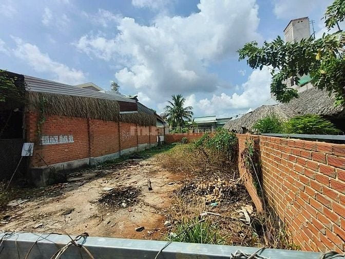 ĐẤT NỀN NGANG 10M, DÀI 30M, NGAY SÁT KHU CHỢ, MẶT TIỀN CHO THUÊ 15TR