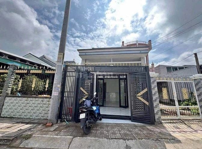 CẦN TRẢ NỢ BÁN GẤP NHÀ NGAY THỊ TRẤN CỦ CHI 66m2 MẶT TIỀN ĐƯỜNG NHỰA G