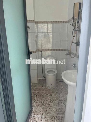 Share phòng ban công lầu 1 trong nhà nguyên căn Âu Cơ P10