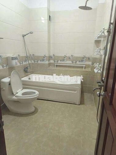 Cho thuê nhà sân oto 3 lầu có sân thượng dĩ an Bình Dương