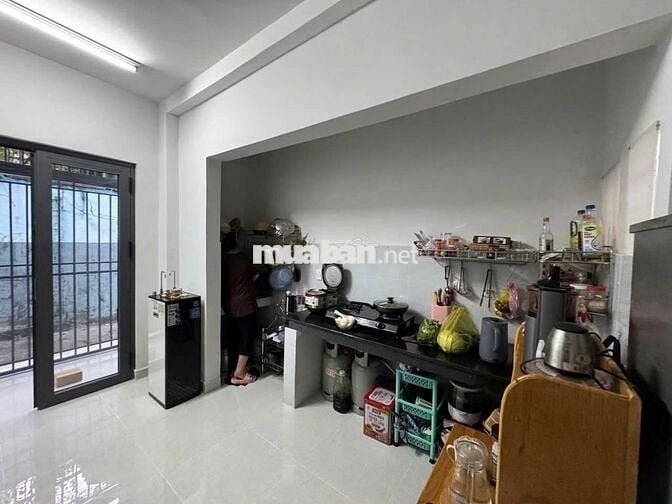 2052TT - Nhà đang cho thuê , đường xe hơi , giao thông thuận lợi