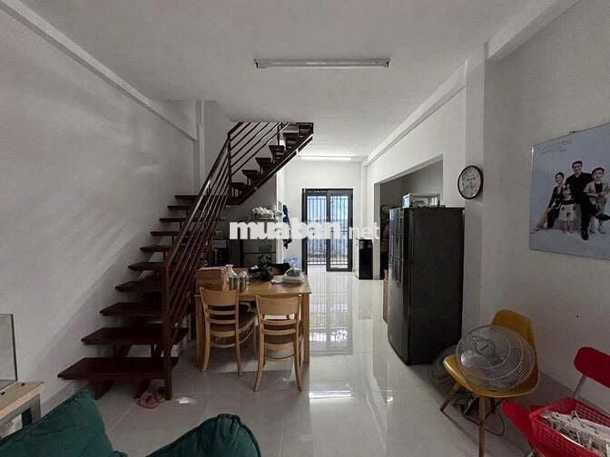 2052TT - Nhà đang cho thuê , đường xe hơi , giao thông thuận lợi