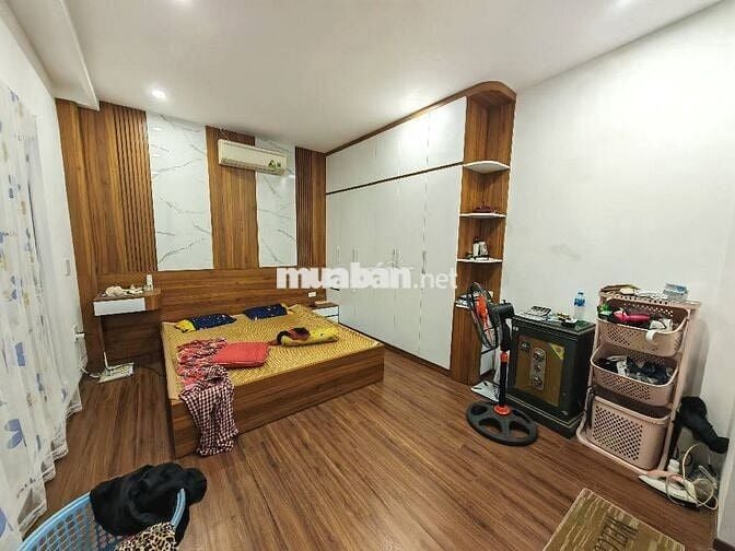Nhà đẹp 5 tầng sát tường trường Học Viện Tài Chính