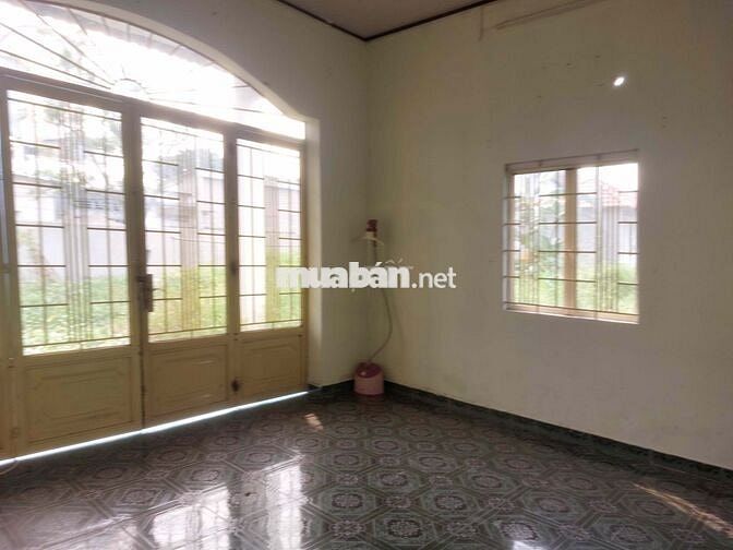 Cho thuê đất, chính chủ, vị trí đẹp, giá cực rẻ, DT 2000m2, có nhà ở.