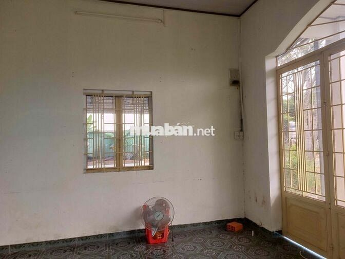 Cho thuê đất, chính chủ, vị trí đẹp, giá cực rẻ, DT 2000m2, có nhà ở.