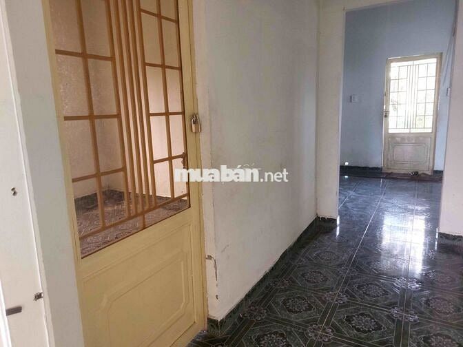 Cho thuê đất, chính chủ, vị trí đẹp, giá cực rẻ, DT 2000m2, có nhà ở.