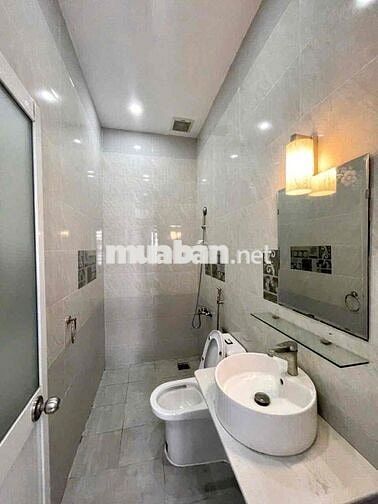 nhà 1 trệt 2 lầu góc 2 mặt tiền,90m2 có sẵn 3 máy lạnh,đường 7m
