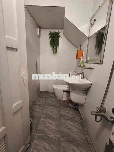 Cho thuê nhà 4x12. 3 tầng . 3pn 3tolet sân thượng Hẻm 6m