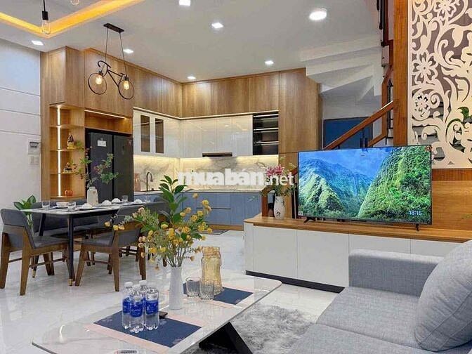 Nhà 3 tầng 3 mê hiện đại cần bán