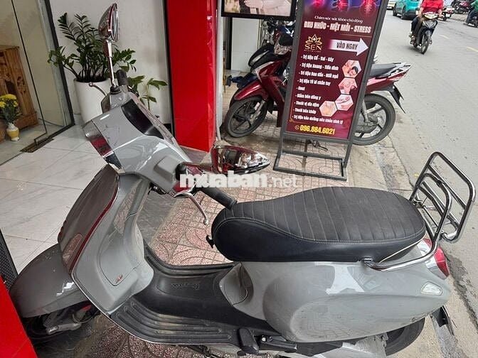 Vespa Sprint 2020 màu xám nữ chạy còn mới