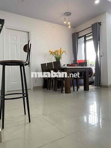 Bán Gấp căn góc 2 PN , 70m2 , View Hồ Bơi , Nội Thất Đẹp ,SHR.