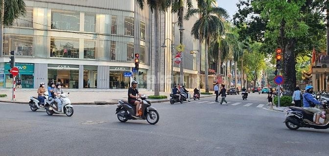 Bán nhà mặt phố lê Đại Hành, DT 40 m2, gần Vincom Bà Triệu