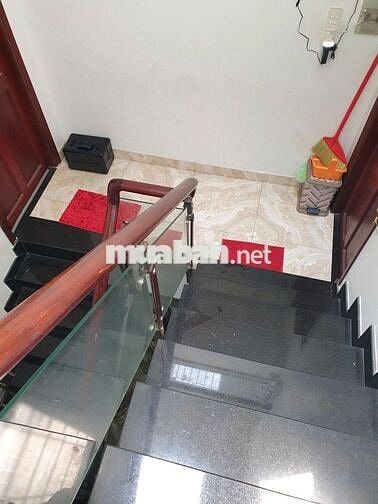 Cho thuê nhà phố 4x40 mặt tiền nhựa 12m, gần chợ Xuân Thới Thượng , HM