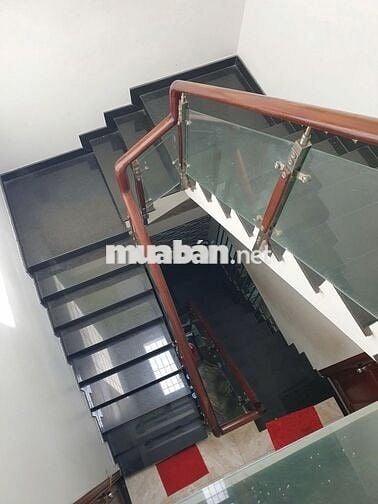 Cho thuê nhà phố 4x40 mặt tiền nhựa 12m, gần chợ Xuân Thới Thượng , HM