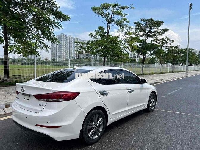 Cần. Bán Hyundai Elantra 2017 1.6 AT - số tự động