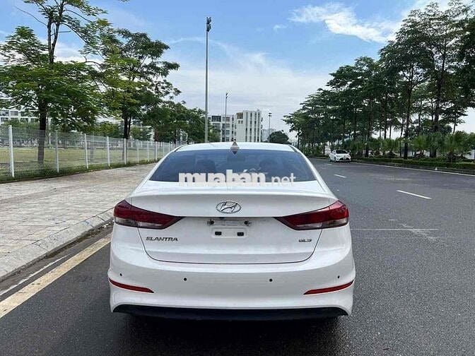 Cần. Bán Hyundai Elantra 2017 1.6 AT - số tự động