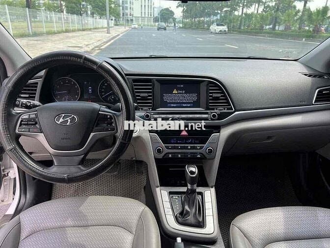Cần. Bán Hyundai Elantra 2017 1.6 AT - số tự động