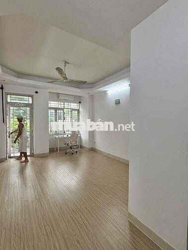 Chính Chủ cho thuê CHDV 30m2. Ban Công đón gió, tách bếp Bình Thạnh