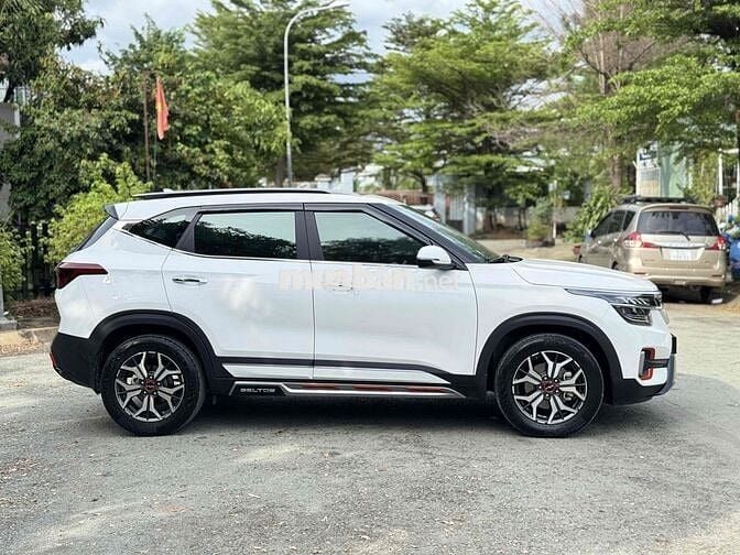 Kia Seltos 2024 Premium 1.6 AT - 9000 km