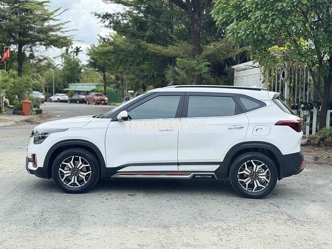 Kia Seltos 2024 Premium 1.6 AT - 9000 km