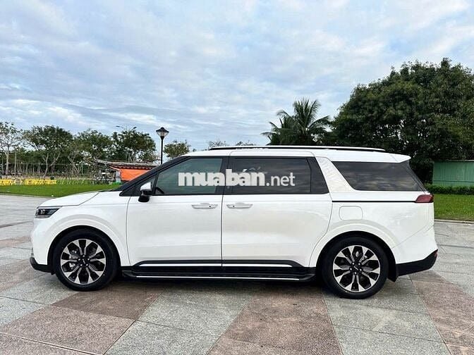Kia Carnival 2023 Signature 3.5G - 50,000 km.