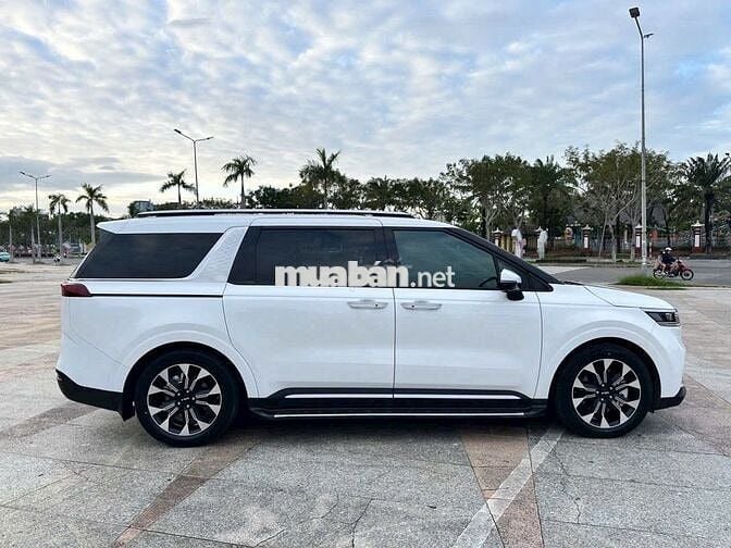 Kia Carnival 2023 Signature 3.5G - 50,000 km.