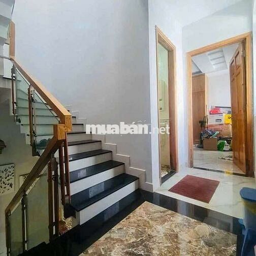 Cho thuê nguyên căn mới đẹp, rộng rãi, 3pn có nội thất, Đs 1, P13 GV