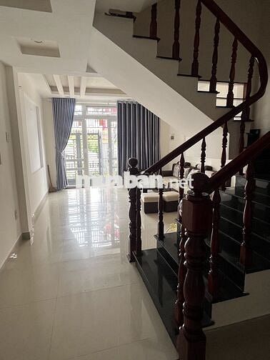 Cho thuê nhà nguyên căn, 5 phòng ngủ, đường Hùng Vương Đà Lạt