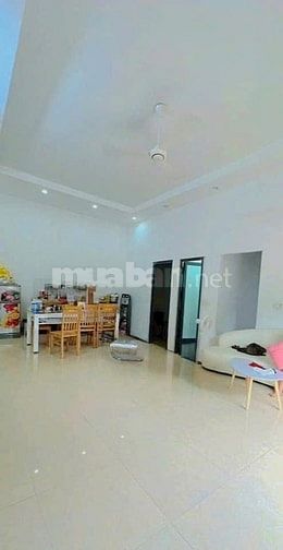 Nhà mới xây.có ép cọc,chắc chắn