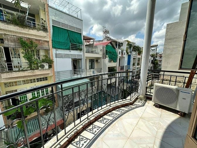 Cho thuê căn hộ studio ban công - gần chợ bà chiểu và trường đại học