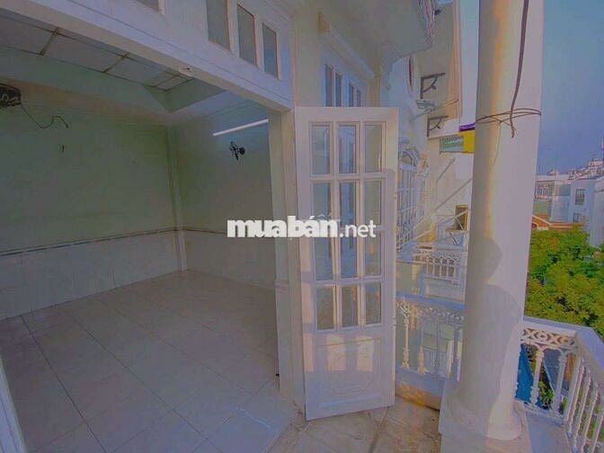 Phòng ban công máy lạnh gần chợ căn cứ
