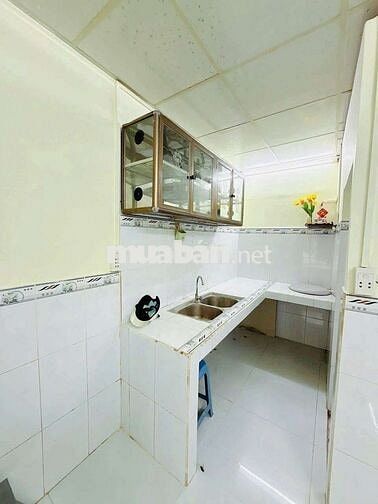 Cho thuê nhà đường Võ Văn Kiệt P1.Q5 DT.2m5×8m2 } 1 Lầu 2 Phòng 1 wc.