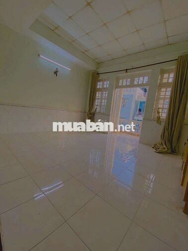 Phòng ban công máy lạnh gần chợ căn cứ