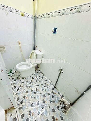 Cho thuê nhà đường Võ Văn Kiệt P1.Q5 DT.2m5×8m2 } 1 Lầu 2 Phòng 1 wc.