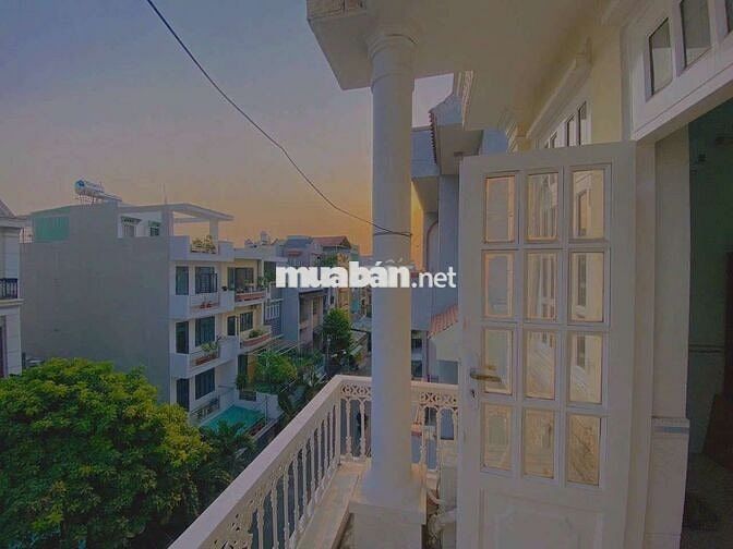 Phòng ban công máy lạnh gần chợ căn cứ