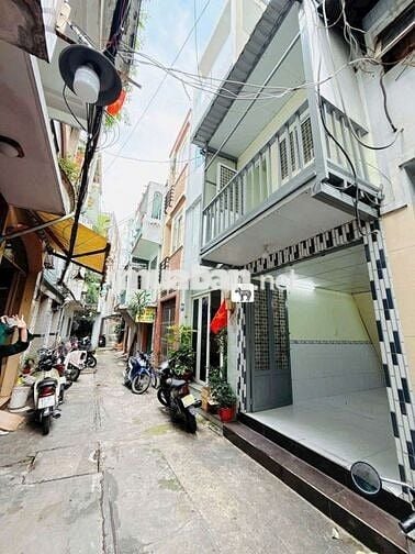 Cho thuê nhà đường Võ Văn Kiệt P1.Q5 DT.2m5×8m2 } 1 Lầu 2 Phòng 1 wc.