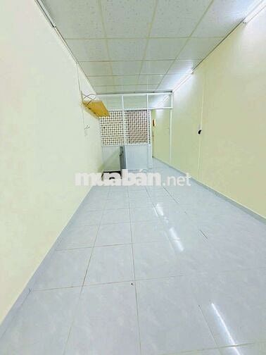 Cho thuê nhà đường Võ Văn Kiệt P1.Q5 DT.2m5×8m2 } 1 Lầu 2 Phòng 1 wc.