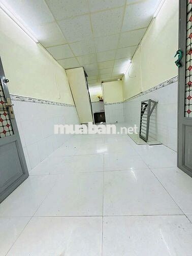 Cho thuê nhà đường Võ Văn Kiệt P1.Q5 DT.2m5×8m2 } 1 Lầu 2 Phòng 1 wc.