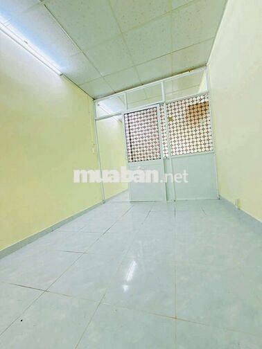 Cho thuê nhà đường Võ Văn Kiệt P1.Q5 DT.2m5×8m2 } 1 Lầu 2 Phòng 1 wc.