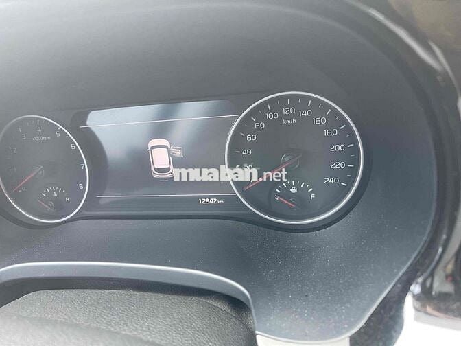 Kia Seltos 2023 Premium 1.6 AT - 12000 km
