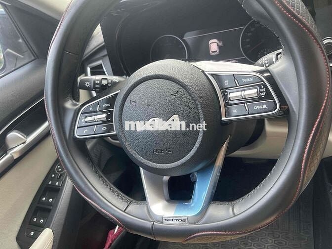 Kia Seltos 2023 Premium 1.6 AT - 12000 km