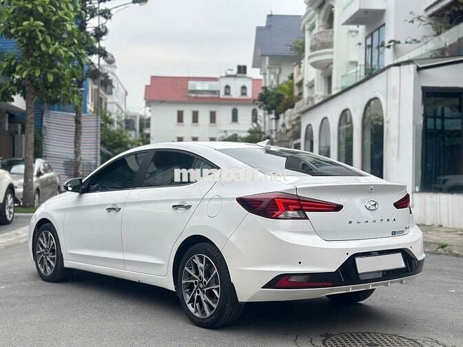 Hyundai Elantra 2021 màu trắng 2.0AT