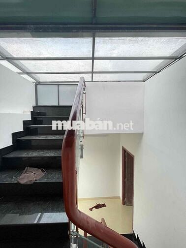 Nhà Mới Xây Đg 7m sát Mặt Tiền: 4.5x25m , trệt lửng 2 lầu