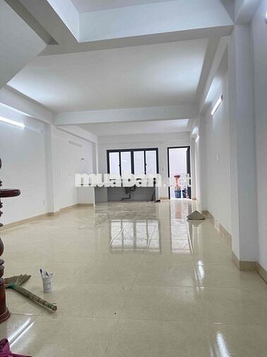 Nhà Mới Xây Đg 7m sát Mặt Tiền: 4.5x25m , trệt lửng 2 lầu
